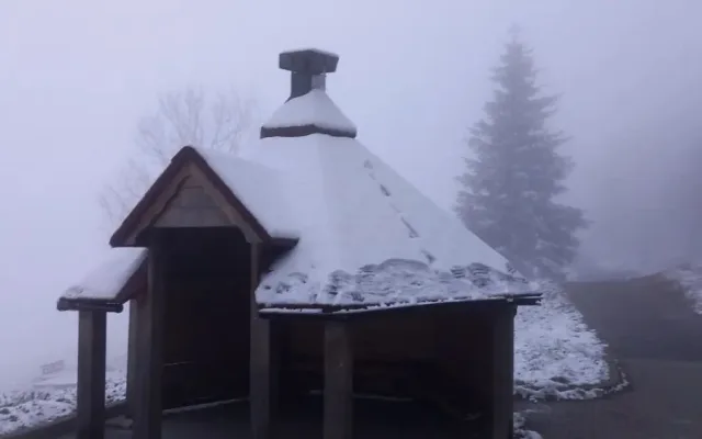 VIDEO: Silničáři poprvé vyrazili do terénu, v kraji padá sníh. Připravených je přes 10 tisíc tun soli