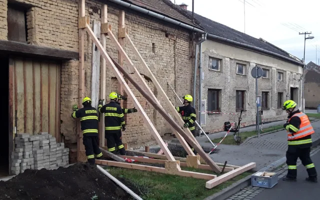 V Hablově hrozilo zřícení domu. Zeď z vepřovic museli zajistit tři jednotky hasičů