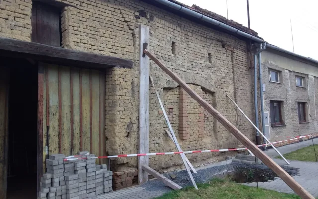 V Hablově hrozilo zřícení domu. Zeď z vepřovic museli zajistit tři jednotky hasičů