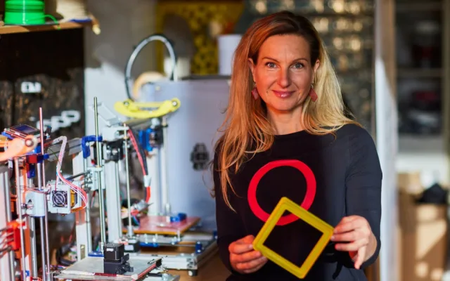 Jitka Hvězdová tvoří z odpadu vánoční ozdoby i šperky. Díky 3D tisku