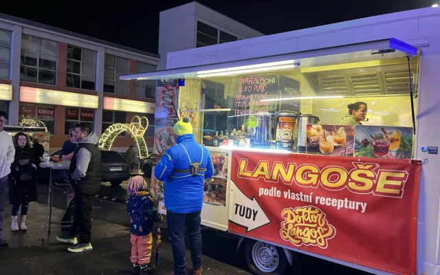 Langoše, burgery, punč i vyhlídkové kolo. Vánoční trh ve Zlíně stojí za návštěvu
