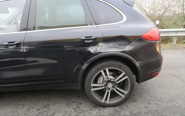 Řidičku Porsche natlačil náklaďák na svodidla. Policie hledá svědky dálniční nehody