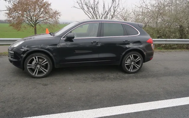 Řidičku Porsche natlačil náklaďák na svodidla. Policie hledá svědky dálniční nehody