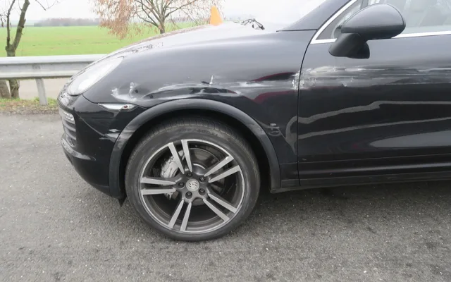 Řidičku Porsche natlačil náklaďák na svodidla. Policie hledá svědky dálniční nehody