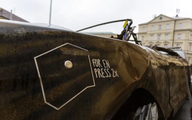 Plechoví svědci bombardování. Na olomouckém náměstí stojí shořelé autovraky z Ukrajiny