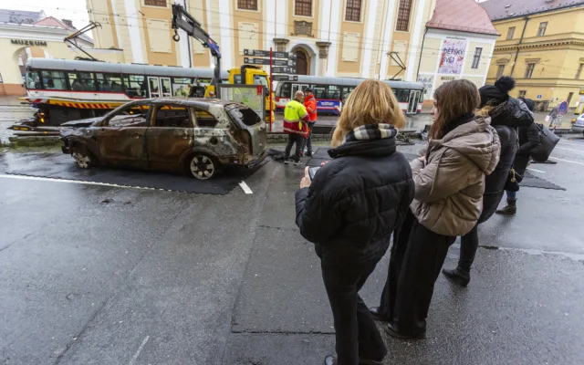 Plechoví svědci bombardování. Na olomouckém náměstí stojí shořelé autovraky z Ukrajiny