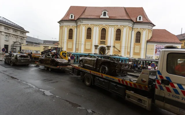 Plechoví svědci bombardování. Na olomouckém náměstí stojí shořelé autovraky z Ukrajiny
