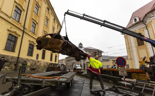 Plechoví svědci bombardování. Na olomouckém náměstí stojí shořelé autovraky z Ukrajiny