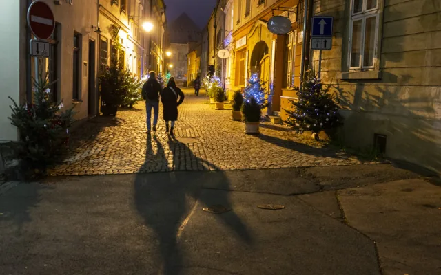 Sváteční ulička v centru Olomouce. Již podruhé ji rozzářily vánoční stromky