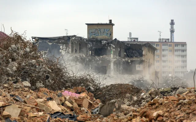 Stavby na Velkomoravské už jsou téměř minulostí. Demolice míří do finále