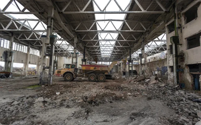 Stavby na Velkomoravské už jsou téměř minulostí. Demolice míří do finále