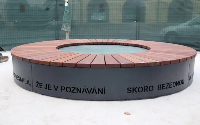 Ozdoba přerovského náměstí je hotová. Stovky let stará studna získala moderní zakrytí