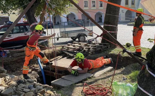 Studnu zkoumali archeologové s pomocí hasičů