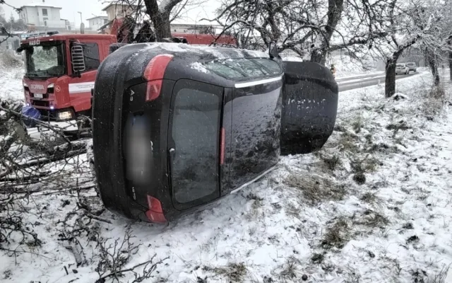 Kvůli sněhu už policie v Olomouckém kraji eviduje desítky havárií. Zasahují také hasiči. Dál platí výstraha
