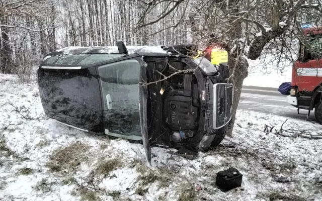 Kvůli sněhu už policie v Olomouckém kraji eviduje desítky havárií. Zasahují také hasiči. Dál platí výstraha