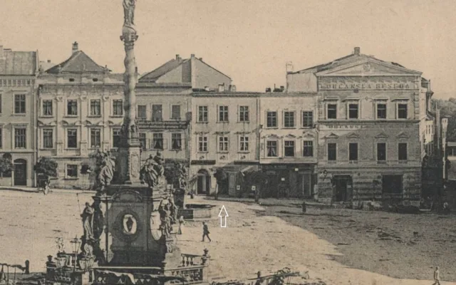 Dům čp. 112 na Dolním náměstí, ve kterém žil strážmistr Gold se svou rodinou (foto z r. 1899).