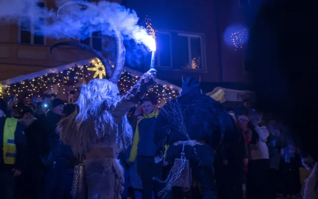 Na rej Krampusů do Olomouce zamířily tisíce lidí. Čerty hlídala profesionální ochranka