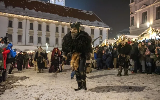 Na rej Krampusů do Olomouce zamířily tisíce lidí. Čerty hlídala profesionální ochranka
