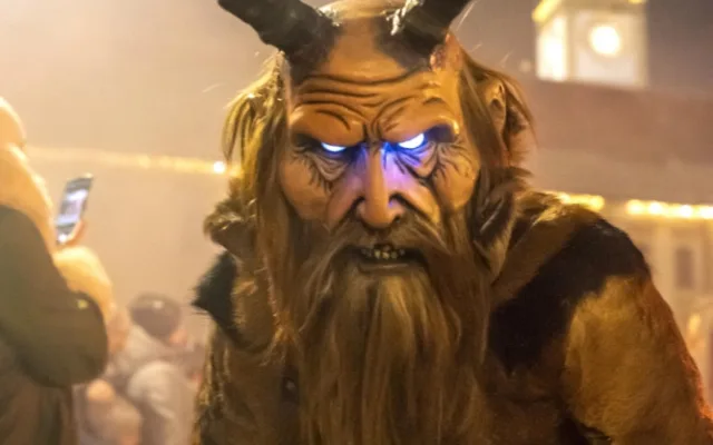 Na rej Krampusů do Olomouce zamířily tisíce lidí. Čerty hlídala profesionální ochranka