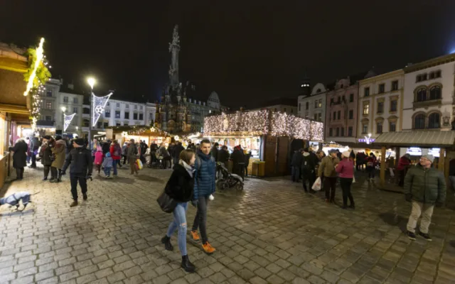 ANKETA: Jak se vám líbí? Oznámkujte letošní vánoční trhy v centru Olomouce