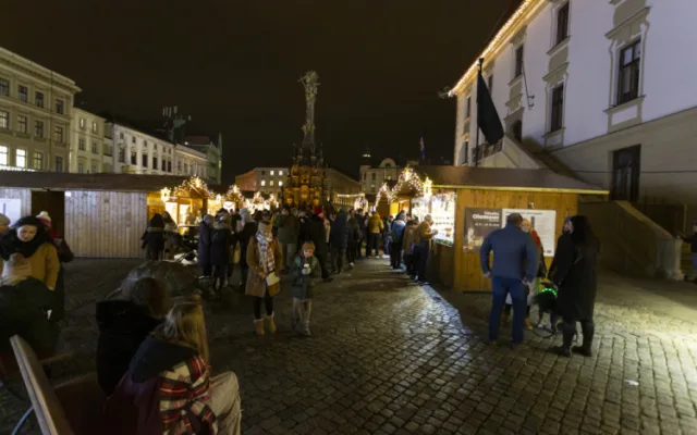 ANKETA: Jak se vám líbí? Oznámkujte letošní vánoční trhy v centru Olomouce