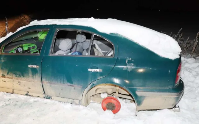 Muž kvůli poruše zaparkoval auto na poli poblíž Vrbátek. Po třech dnech z něho byl vrak