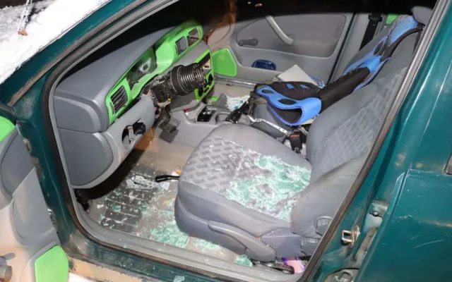 Muž kvůli poruše zaparkoval auto na poli poblíž Vrbátek. Po třech dnech z něho byl vrak