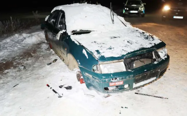 Muž kvůli poruše zaparkoval auto na poli poblíž Vrbátek. Po třech dnech z něho byl vrak