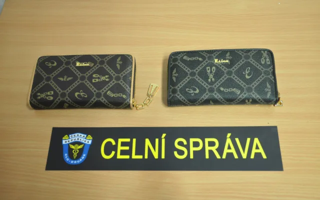 VIDEO: Na Mohelnicku celníci zabavili padělané zboží za 800 tisíc korun. Šlo o světoznámé značky