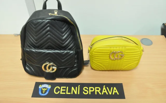 VIDEO: Na Mohelnicku celníci zabavili padělané zboží za 800 tisíc korun. Šlo o světoznámé značky