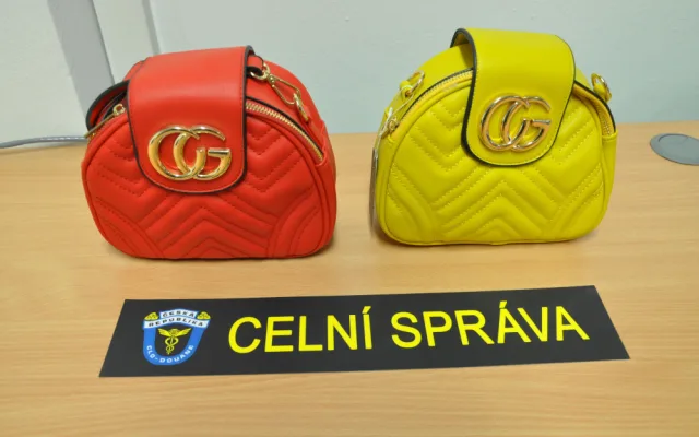 VIDEO: Na Mohelnicku celníci zabavili padělané zboží za 800 tisíc korun. Šlo o světoznámé značky