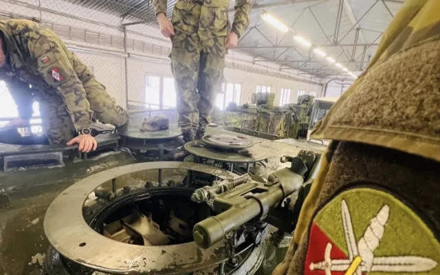 Armáda dnes v Přáslavicích převzala první tank, který dostala z Německa za pomoc Ukrajině