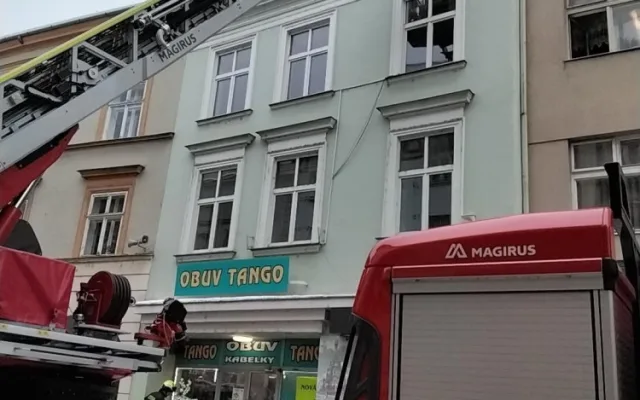 Kraj zlobí obleva. Hasiči odstraňují stromy a větve ze silnic a rampouchy ze střech