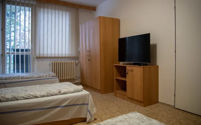 Fakultní nemocnice vyšla vstříc rodičům dětských pacientů, pro které nemá lůžka. Zařídila jim pokoje na ubytovně