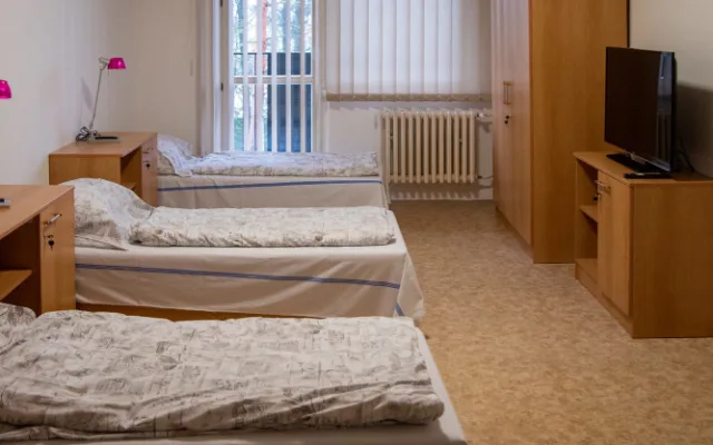 Fakultní nemocnice vyšla vstříc rodičům dětských pacientů, pro které nemá lůžka. Zařídila jim pokoje na ubytovně