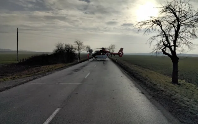 Při nehodě u Němčic nad Hanou se zranilo deset myslivců. Jeli na vlečce traktoru, do kterého narazilo auto