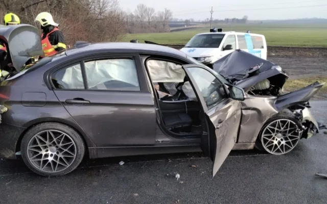Při nehodě u Němčic nad Hanou se zranilo deset myslivců. Jeli na vlečce traktoru, do kterého narazilo auto