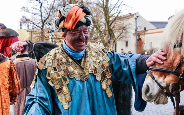 Tři králové prošli Olomoucí. Kostýmy oblékli hejtman, primátor a generální vikář olomoucké arcidiecéze