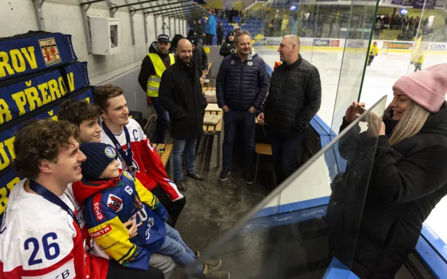 Stříbrní borci z Přerova ovládli rodný zimák. Pro podpis a fotku si přišly stovky fanoušků