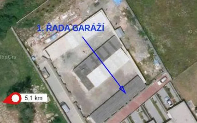 Načerno postavené garáže ve Vrahovicích stojí dál. Skončily v konkurzu a nejde je zbourat