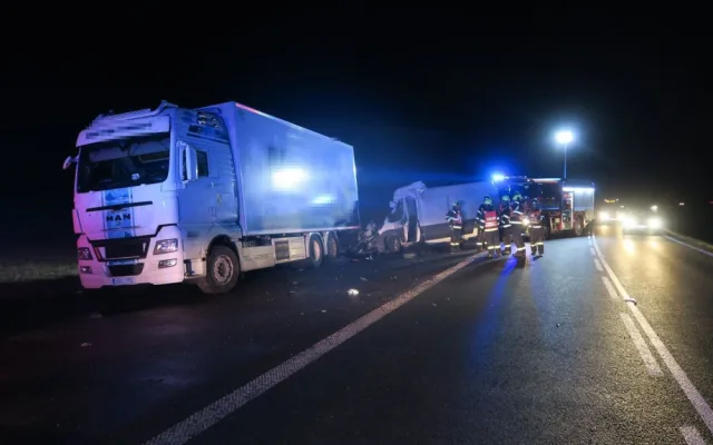 Šedesátiletý řidič dodávky u Černotína nezvládl zatáčku a narazil do kamionu. Nehodu nepřežil