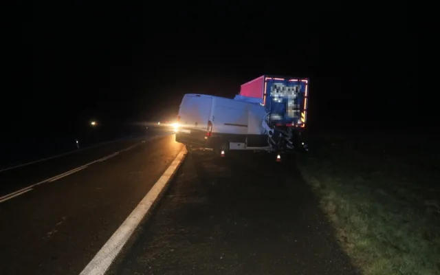 Šedesátiletý řidič dodávky u Černotína nezvládl zatáčku a narazil do kamionu. Nehodu nepřežil
