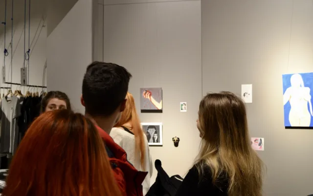 Všiml jsem si na mých dílech jedné společné věci, vtipkoval Lukáš Ždan v úvodu své výstavy