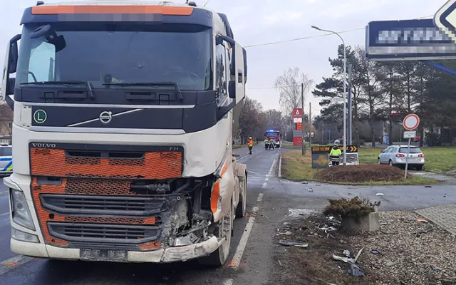 Dvaaosmdesátiletý senior v Uničově nedal přednost náklaďáku. Při nehodě zemřel