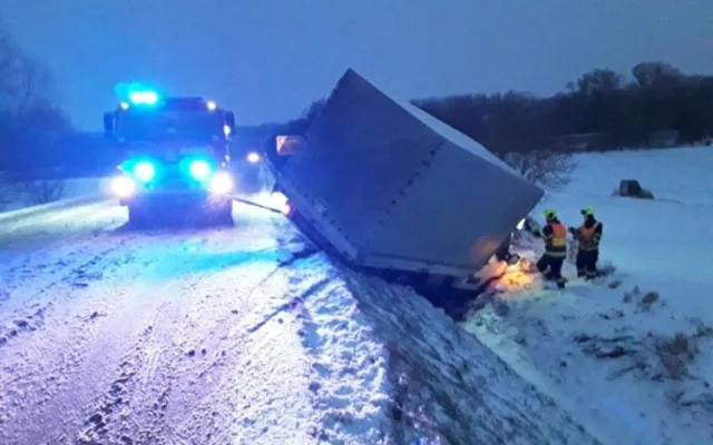 Hasiči vyjížděli k několika dopravním nehodám