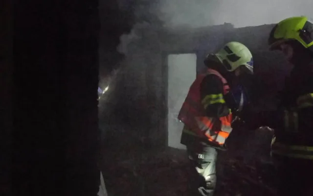 Sedm jednotek hasičů likvidovalo požár stavení na Šumpersku. Škoda přesáhne milion