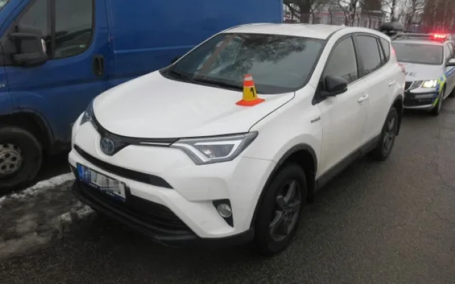 Namol opilý šedesátiletý řidič projel v Prostějově plotem a naboural stojící auto. Měl 3,5 promile