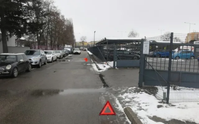 Namol opilý šedesátiletý řidič projel v Prostějově plotem a naboural stojící auto. Měl 3,5 promile