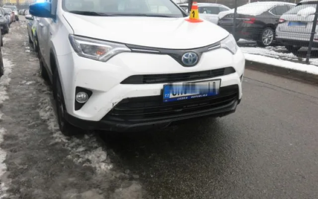 Namol opilý šedesátiletý řidič projel v Prostějově plotem a naboural stojící auto. Měl 3,5 promile
