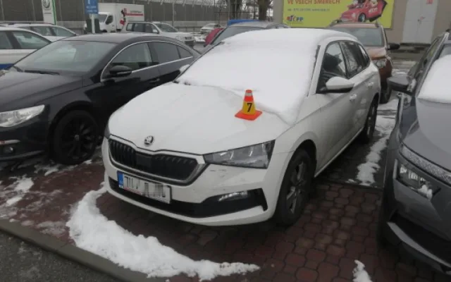 Namol opilý šedesátiletý řidič projel v Prostějově plotem a naboural stojící auto. Měl 3,5 promile
